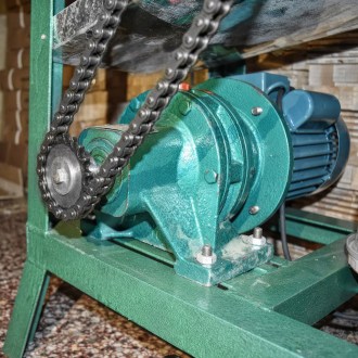 Elektrische Trennwandpresse mit Tisch